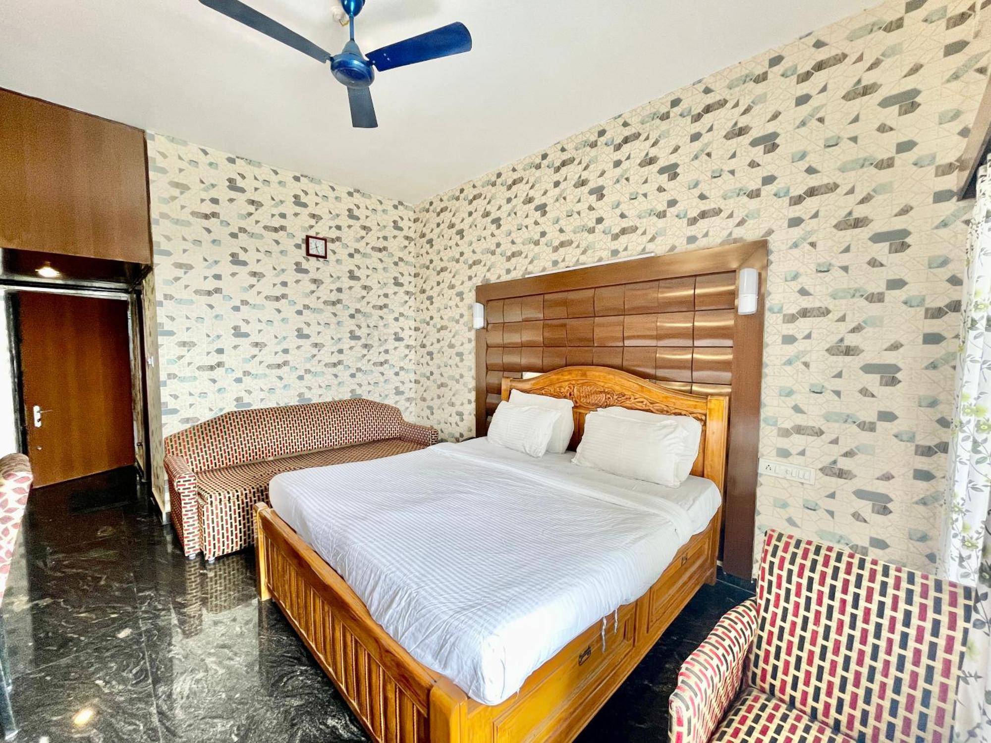 Hotel V-I Near Sea , Puri Private-Park -Gym-Spa Fully-Airconditioned-Hotel Lift-And-Parking-Facilities Breakfast-Included Eksteriør billede