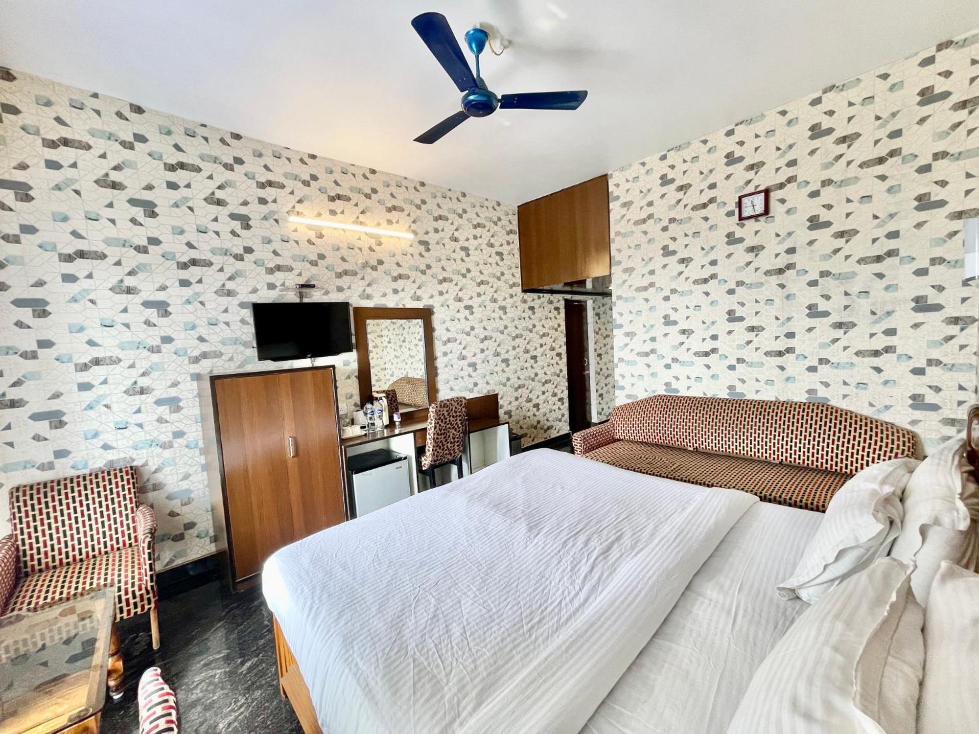 Hotel V-I Near Sea , Puri Private-Park -Gym-Spa Fully-Airconditioned-Hotel Lift-And-Parking-Facilities Breakfast-Included Eksteriør billede
