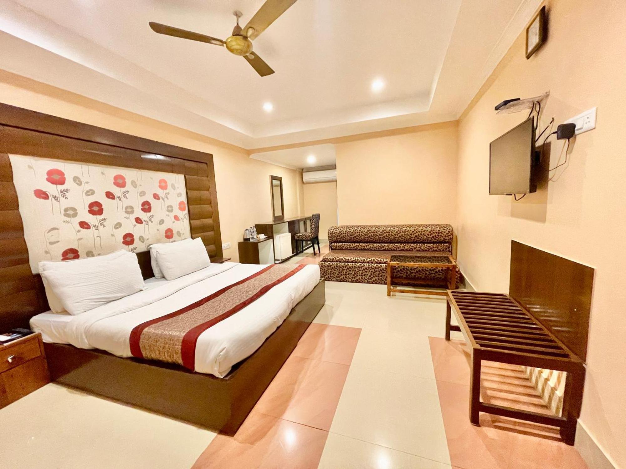 Hotel V-I Near Sea , Puri Private-Park -Gym-Spa Fully-Airconditioned-Hotel Lift-And-Parking-Facilities Breakfast-Included Eksteriør billede