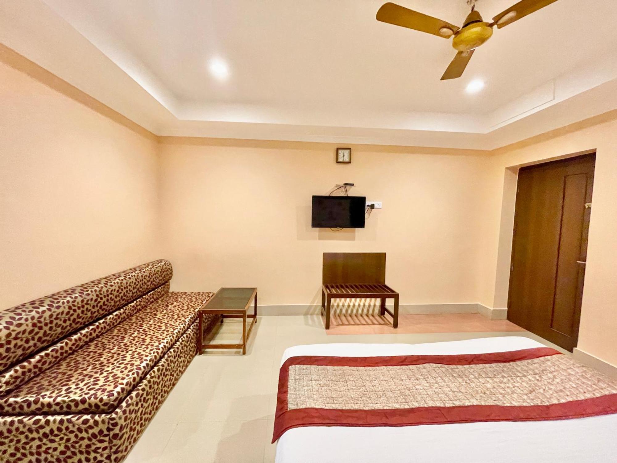 Hotel V-I Near Sea , Puri Private-Park -Gym-Spa Fully-Airconditioned-Hotel Lift-And-Parking-Facilities Breakfast-Included Eksteriør billede