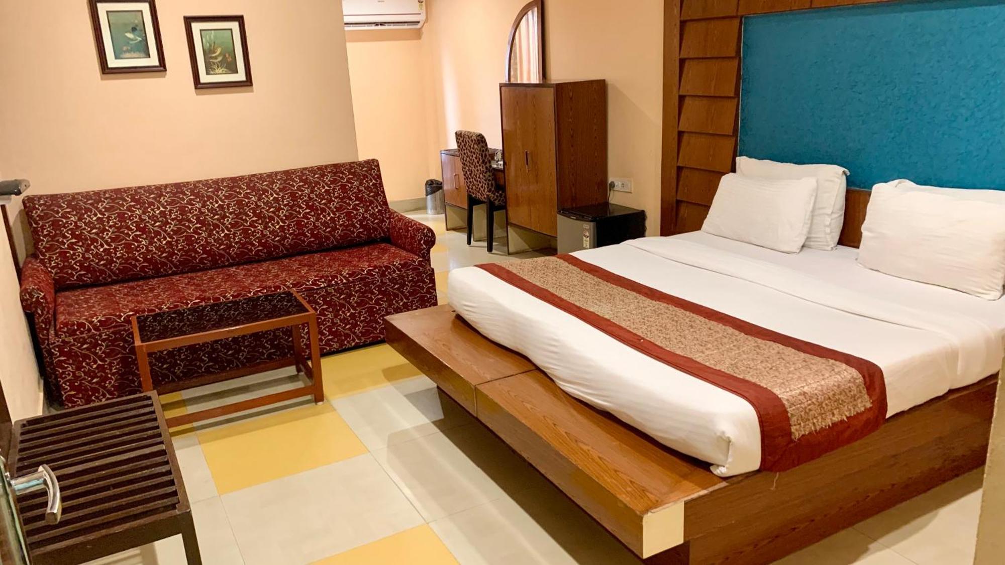 Hotel V-I Near Sea , Puri Private-Park -Gym-Spa Fully-Airconditioned-Hotel Lift-And-Parking-Facilities Breakfast-Included Eksteriør billede