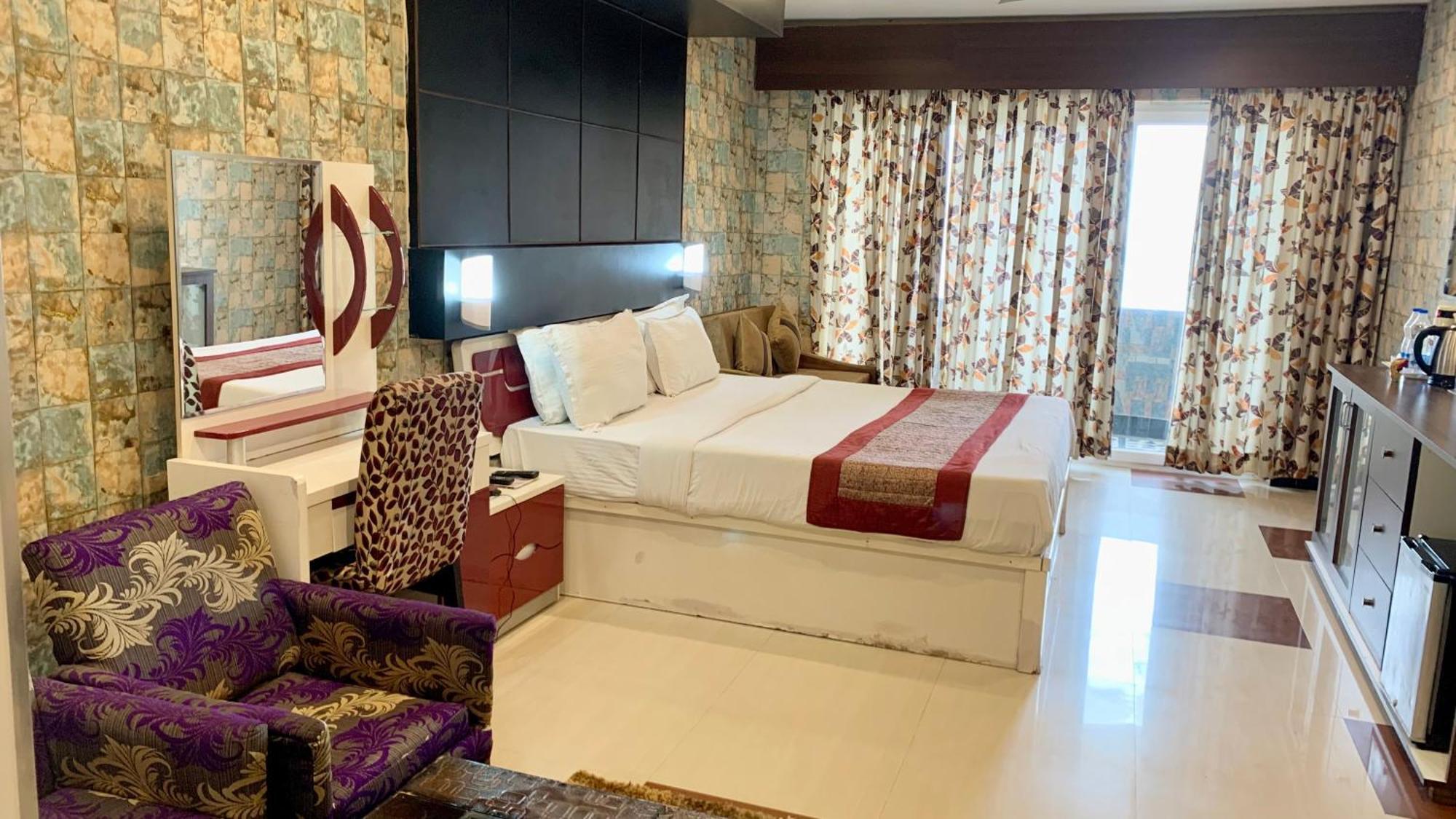 Hotel V-I Near Sea , Puri Private-Park -Gym-Spa Fully-Airconditioned-Hotel Lift-And-Parking-Facilities Breakfast-Included Eksteriør billede