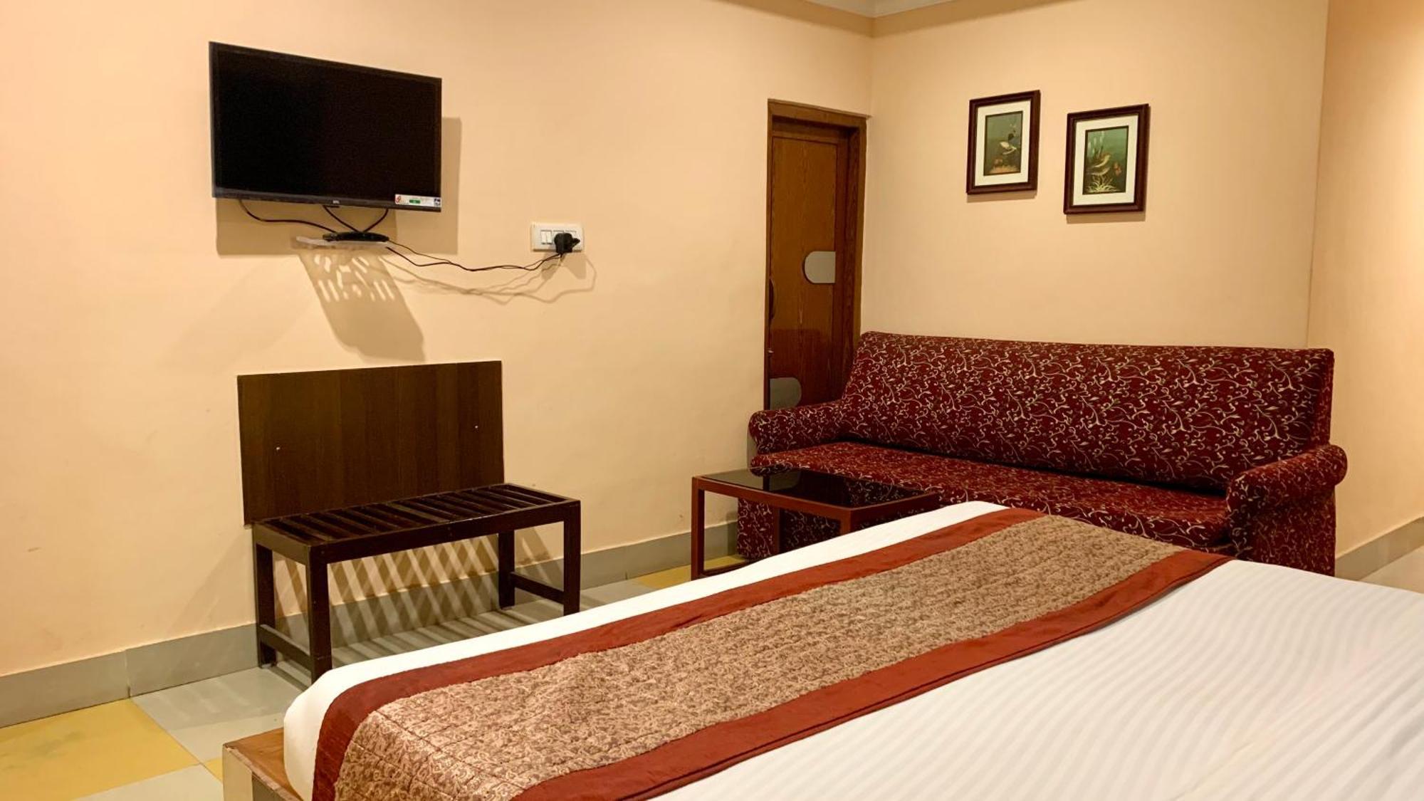 Hotel V-I Near Sea , Puri Private-Park -Gym-Spa Fully-Airconditioned-Hotel Lift-And-Parking-Facilities Breakfast-Included Eksteriør billede